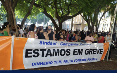 Servidores em greve fazem assembleia para decidir se aceitam proposta da Prefeitura