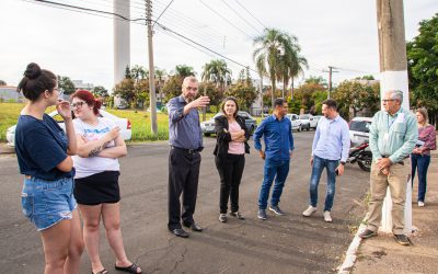 Vereadores visitam praça no Jd. Santo André que vai abrigar trailers da Buzolin