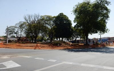 Execução de guias dá sequência à revitalização da Praça da Buzolin