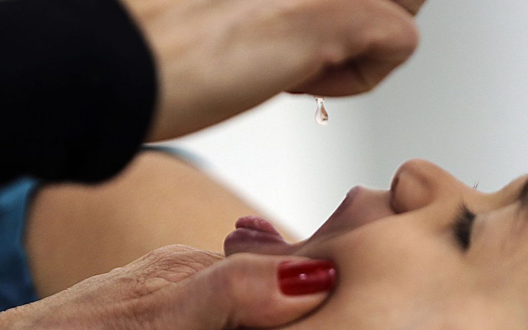 Cobertura contra pólio sobe para 55,5% com busca ativa nas escolas
