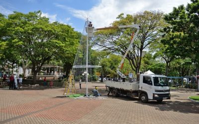 Prefeitura faz últimos preparativos de decoração natalina