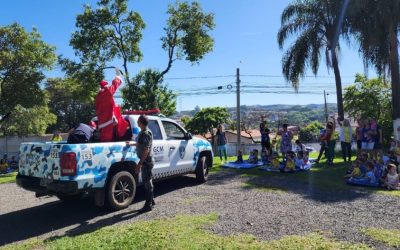 Papai Noel visita alunos de Centro Infantil no Parque Hipólito