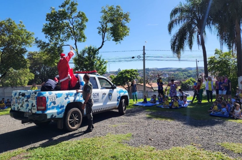Papai Noel visita alunos de Centro Infantil no Parque Hipólito
