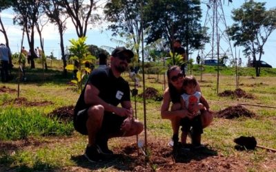 Alto dos Laranjais recebe plantio de 300 mudas; parceria estimula educação ambiental
