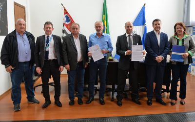 Prefeito assina convênio de R$ 4 milhões para melhorias em estradas rurais