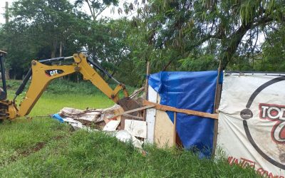 Prefeitura realiza ação de limpeza e barraco é desmanchado