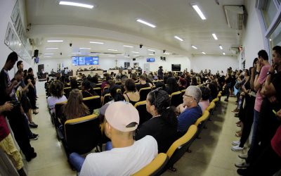 Servidores voltam ao trabalho, mas mantêm estado de greve