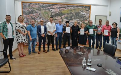 Prefeitura e sindicatos assinam acordo para reajuste salarial