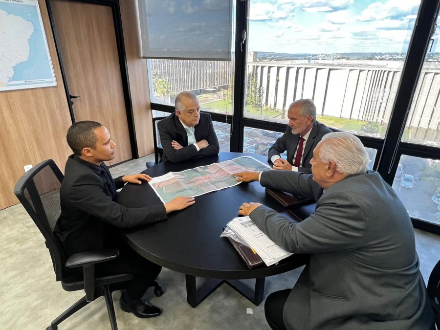Prefeito se reúne com ministro e pede ajuda federal para conclusão de aeroporto