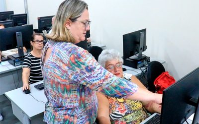 Idosos aprendem informática em curso gratuito no Ceprosom