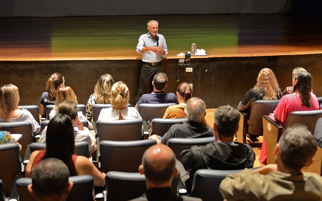 Prefeito apresenta aplicativo para gestores das redes estadual e particular