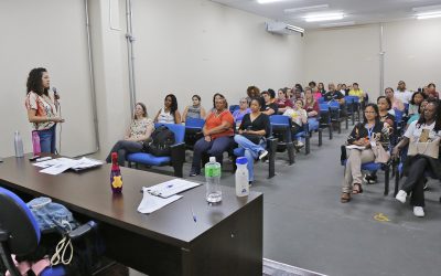 Vigilância Sanitária capacita profissionais sobre manipulação de alimentos