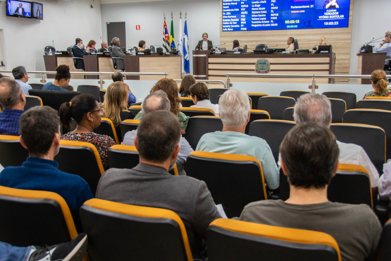 Aprovado projeto que aumenta salários de vereadores, prefeito e secretários para a legislatura de 2025