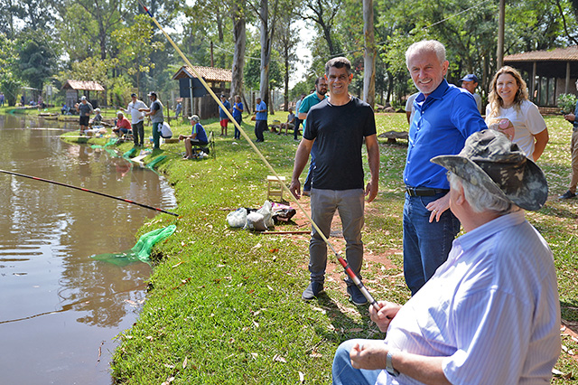 Idosos desfrutam do 1º dia de pescaria em lagoa do Horto Florestal