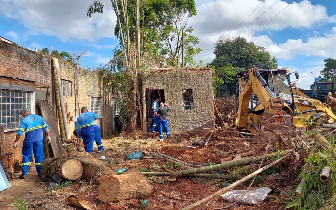 Com risco à saúde pública, imóvel no Jd. Laranjeiras é alvo de limpeza compulsória