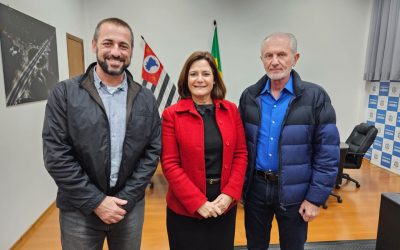 Nova dirigente regional de ensino visita a Prefeitura