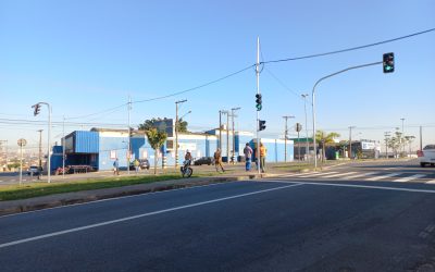 Semáforos com botoeiras garantem segurança na travessia de pedestres