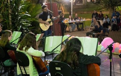 Alunos do curso de violão apresentam músicas na Praça Toledo Barros, neste sábado