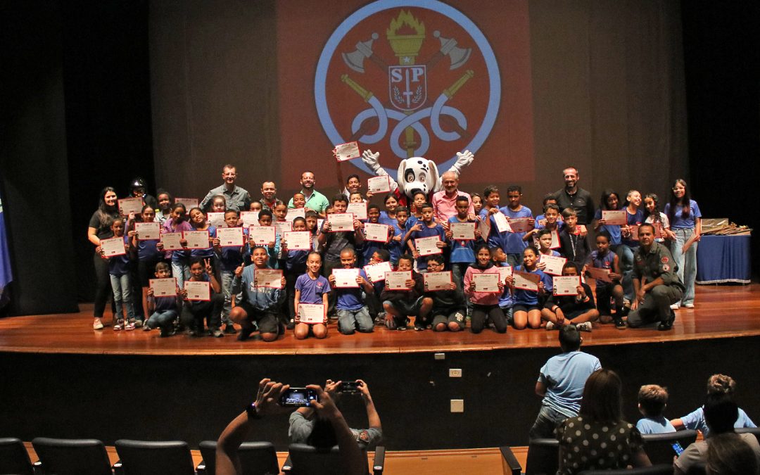 “Bombeiro na Escola” entrega certificados a 368 estudantes da rede municipal
