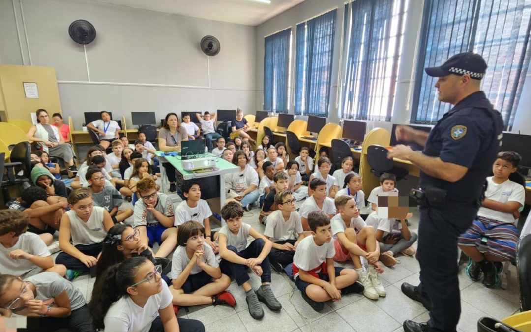 Alunos da Emeief Prada recebem palestra sobre perigos do uso de drogas
