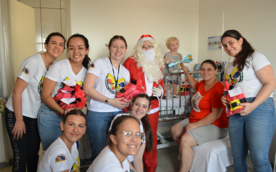 Ação solidária leva presentes ao setor de pediatria da Santa Casa