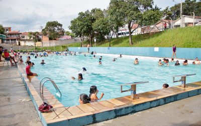Altas temperaturas atraem público para piscinas municipais
