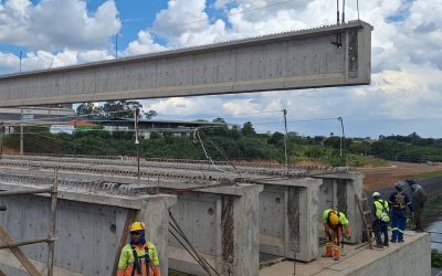 Vigas de concreto são içadas para viaduto Paulo Natal