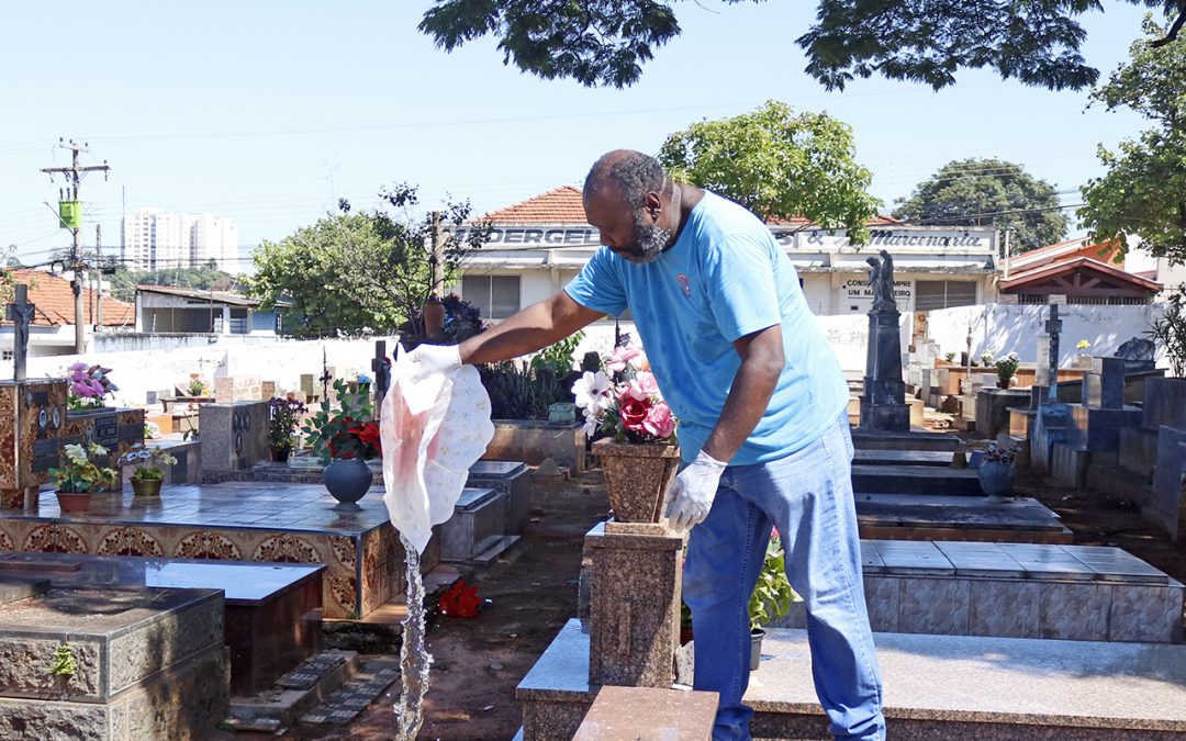 Cemitérios Saudade I e II recebem ação de prevenção à dengue da Divisão de Vigilância de Zoonoses