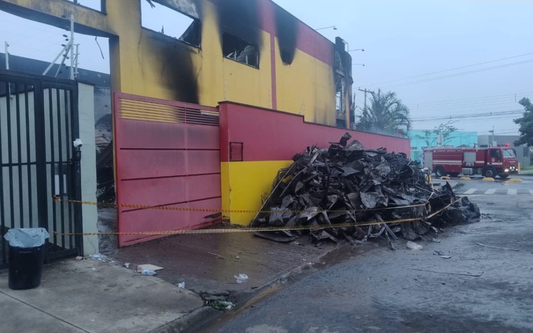 Defesa Civil interdita loja atingida por incêndio em Limeira
