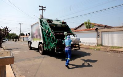 Prefeito firma acordo e regulariza coleta de lixo em Limeira