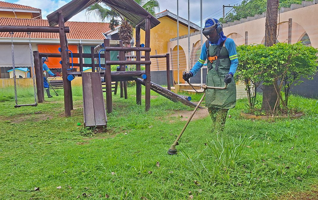 Serviços de capinação e poda de árvores são intensificados nas escolas municipais