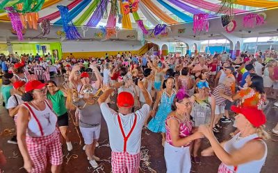 Mais de 800 idosos se divertem no Baile de Carnaval da Terceira Idade