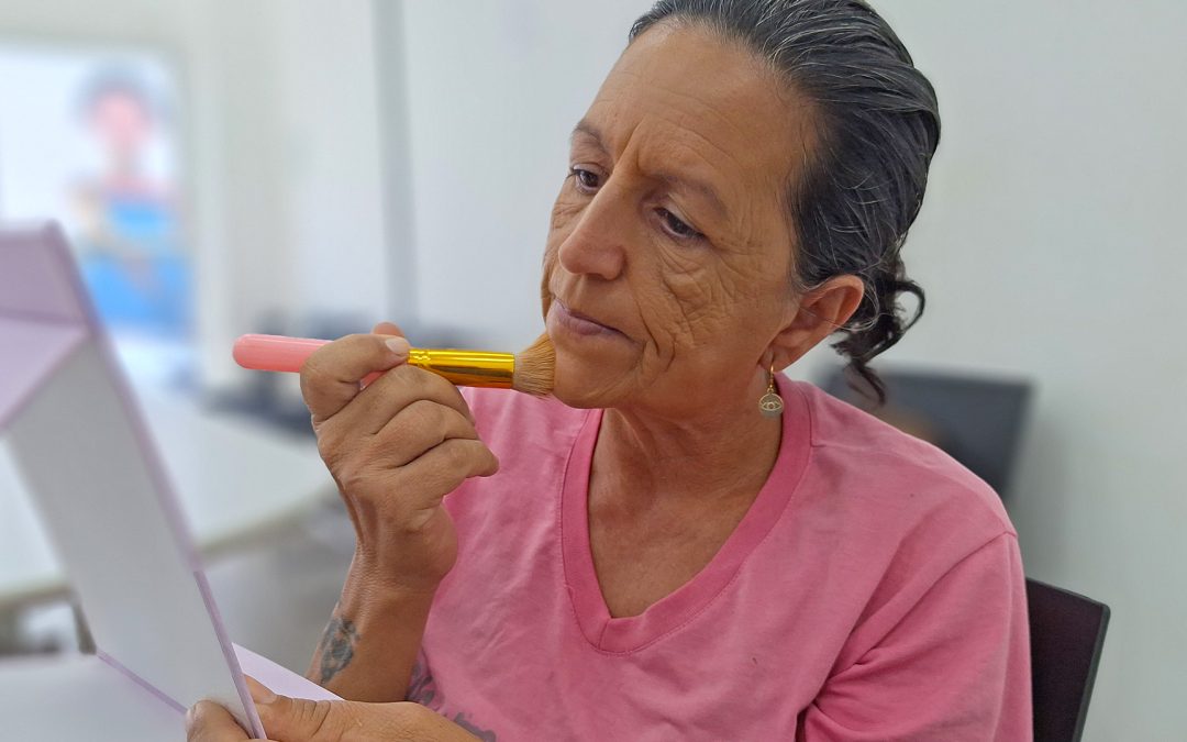 Cras CEU do Bairro da Geada realiza oficina de automaquiagem