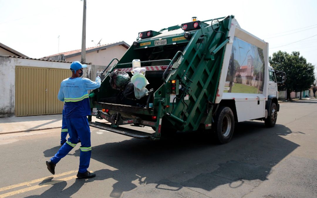 Onda de calor faz prefeitura antecipar horário da coleta de lixo