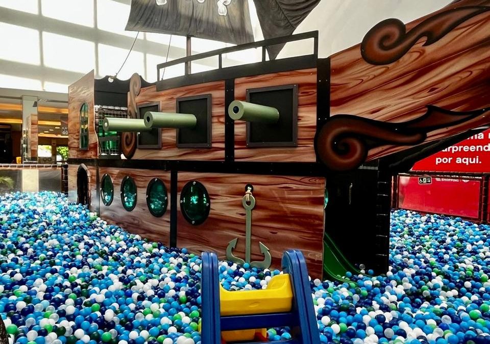 Piscina de bolinhas com Navio Pirata chega ao Limeira Shopping