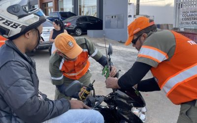 Prefeitura instala antenas corta-pipa em motocicletas durante ação educativa no Jardim do Lago