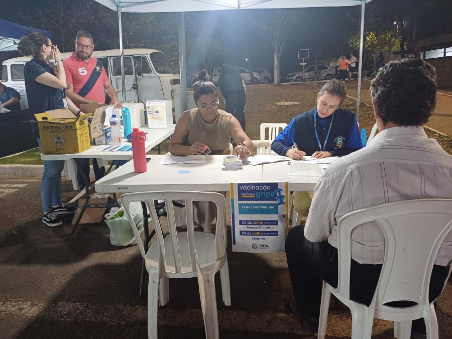 Vacinação contra gripe na Feira Livre Noturna imuniza 203 pessoas; ação segue nesta quinta (24)