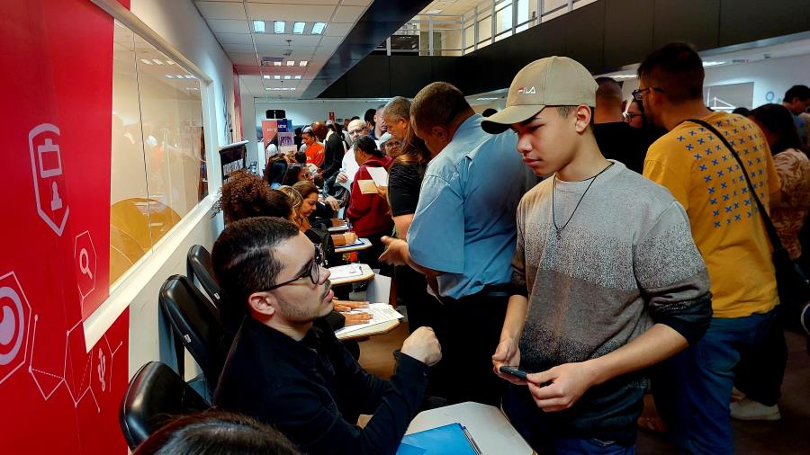 Centenas de pessoas participam de Mutirão de Empregos em Limeira