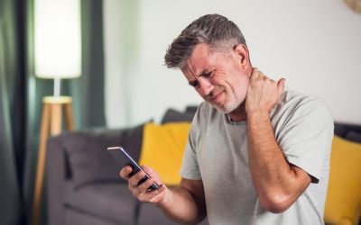 Uso excessivo do celular pode aumentar risco de dores no pescoço e nas costas
