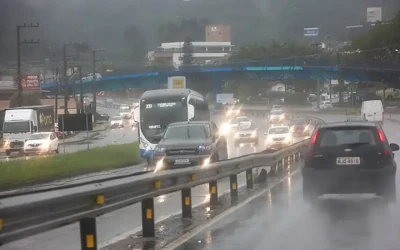 Frente fria leva tempestades e granizo ao centro-sul do país